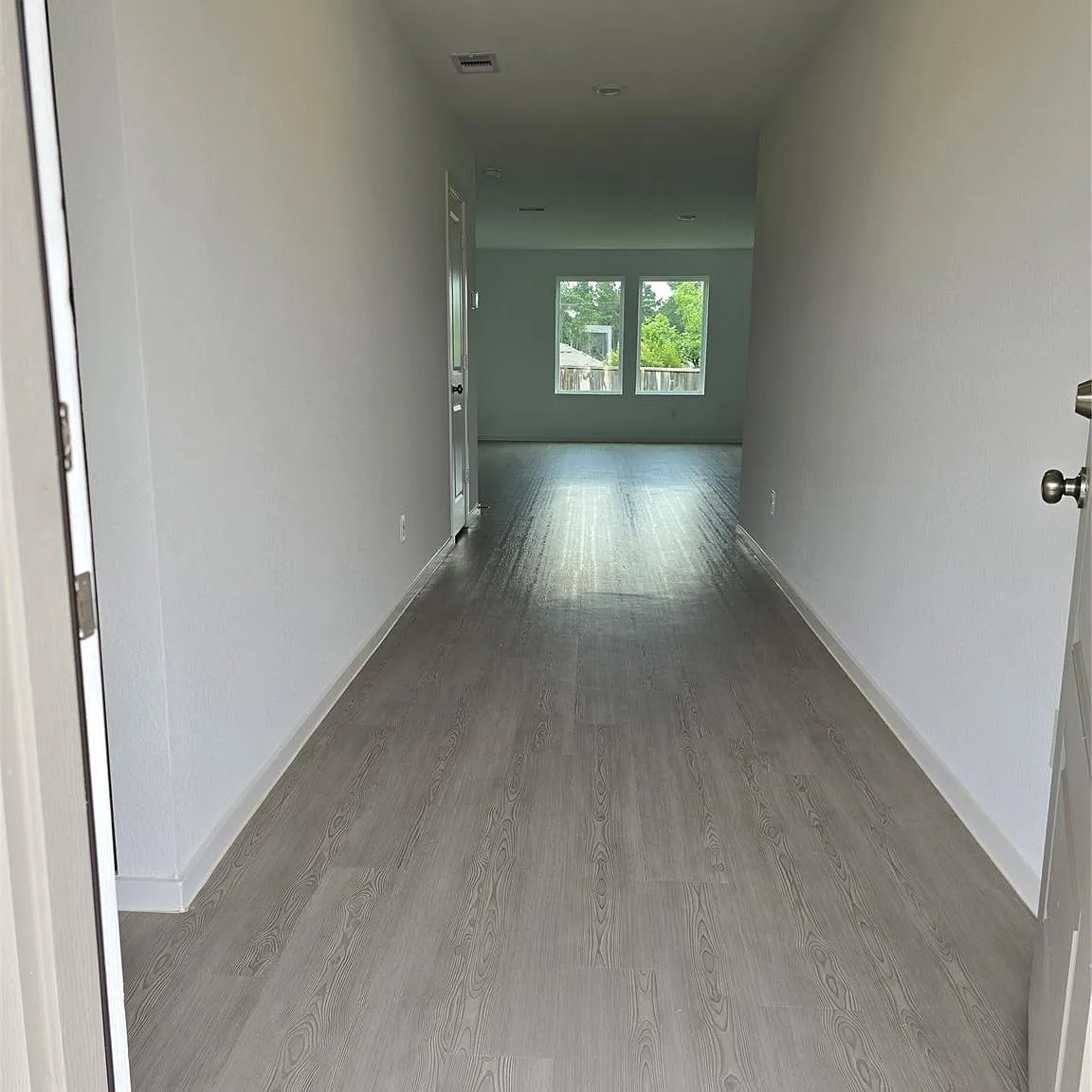 4 bed, 2.5 bath, 1979 sqft, $1,950 — Photo 2