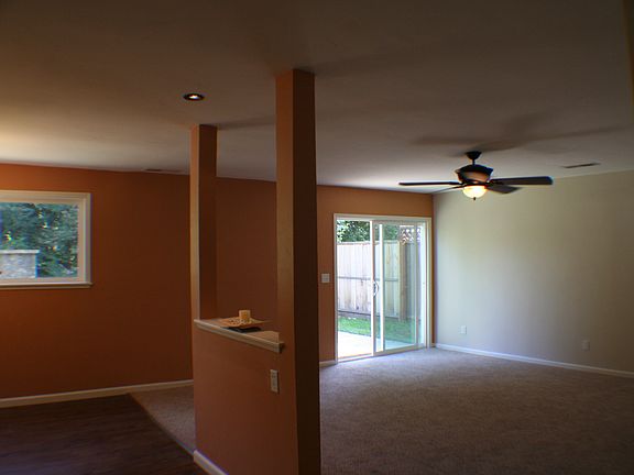 Divider between kitchen