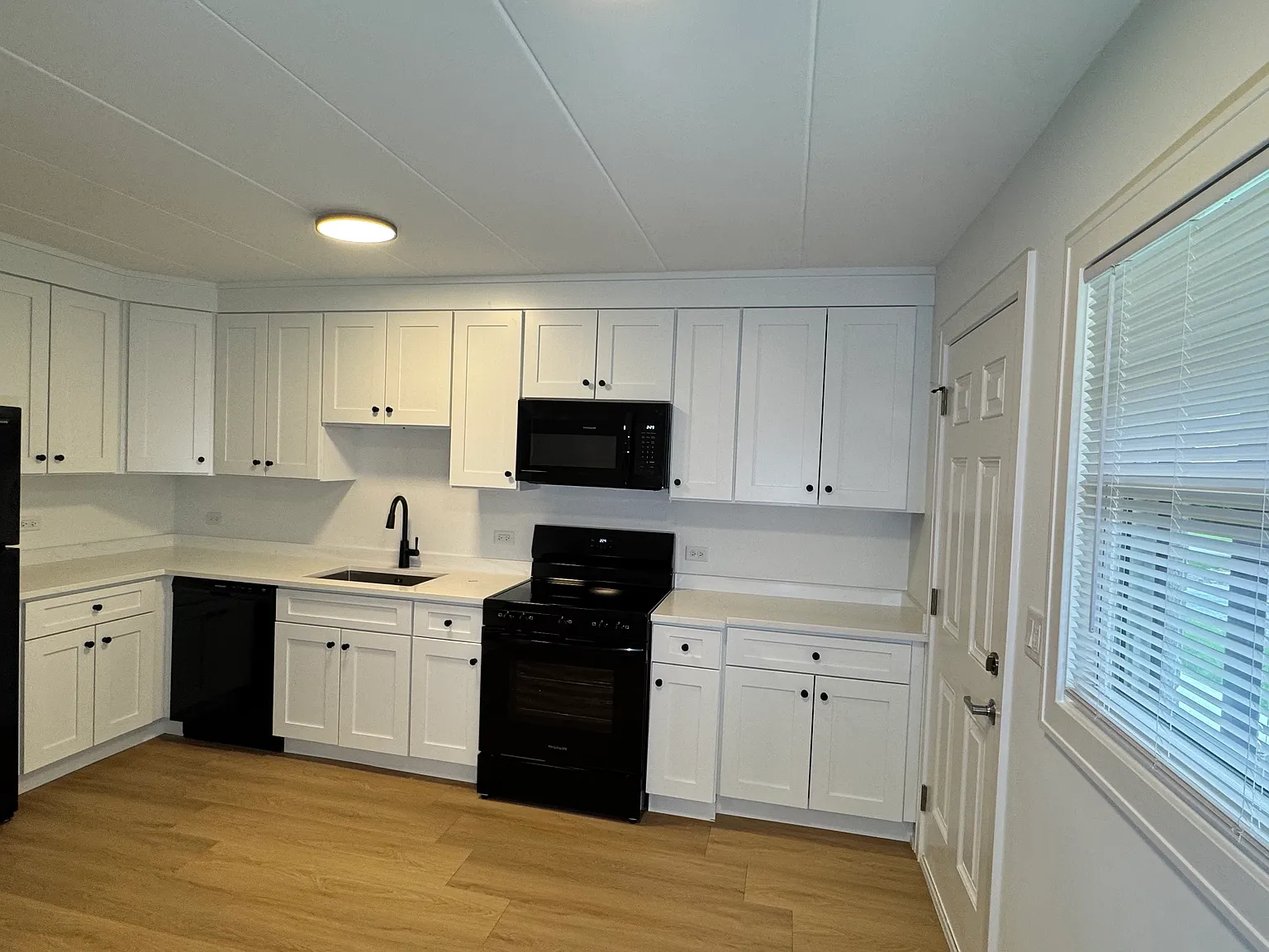 2 bed, 875 sqft, $2,525 — Photo 2