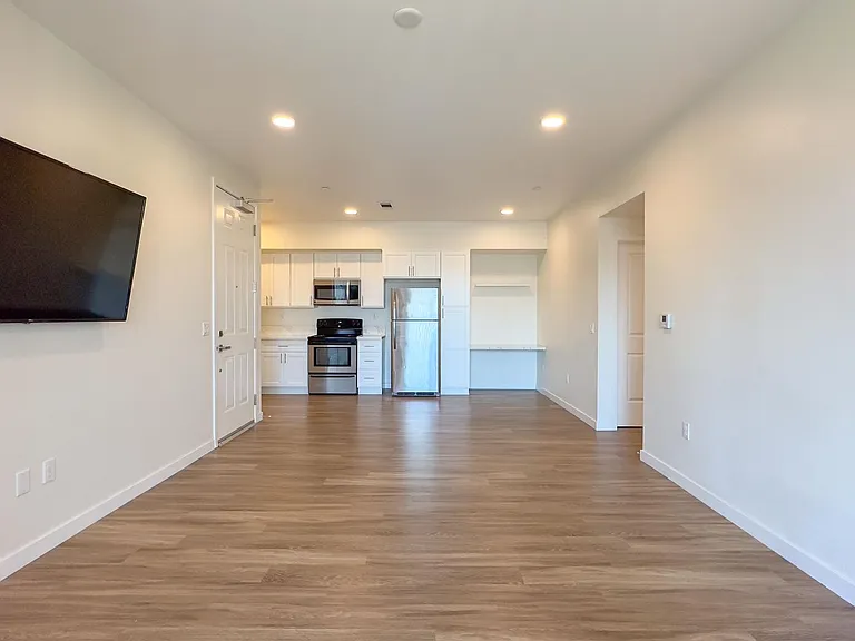 La Perla Apartments — Photo 17