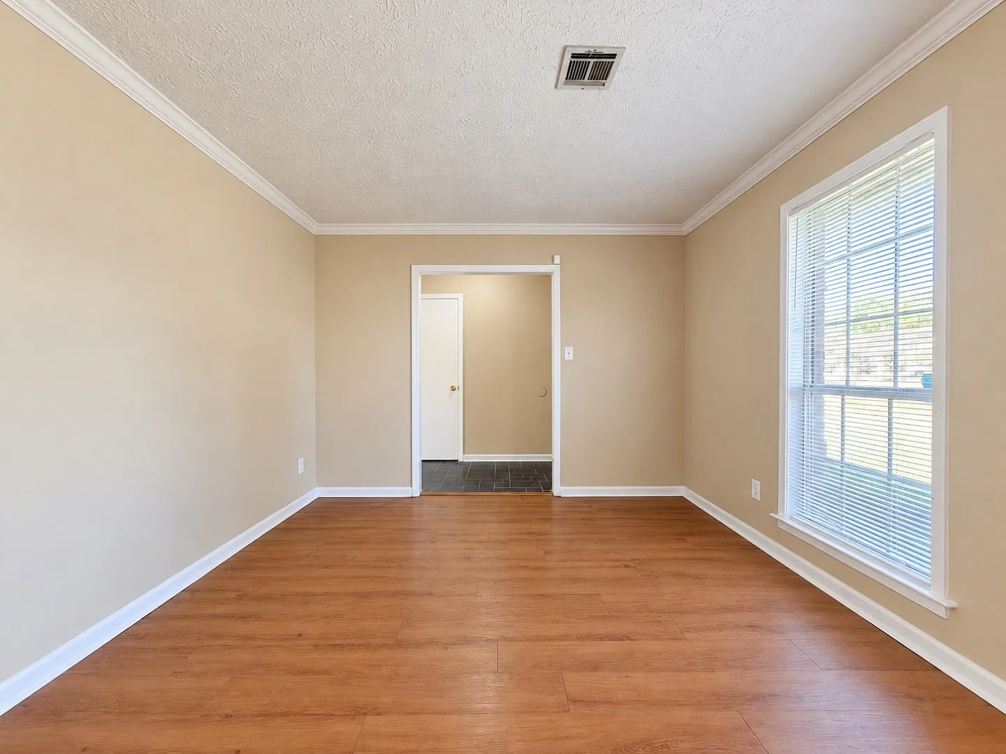 2224 Edinburgh Dr — Photo 4