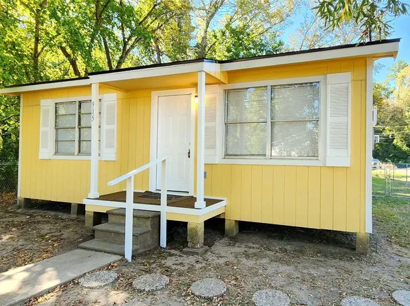 915 Martin Luther King Dr, Livingston, TX 77351