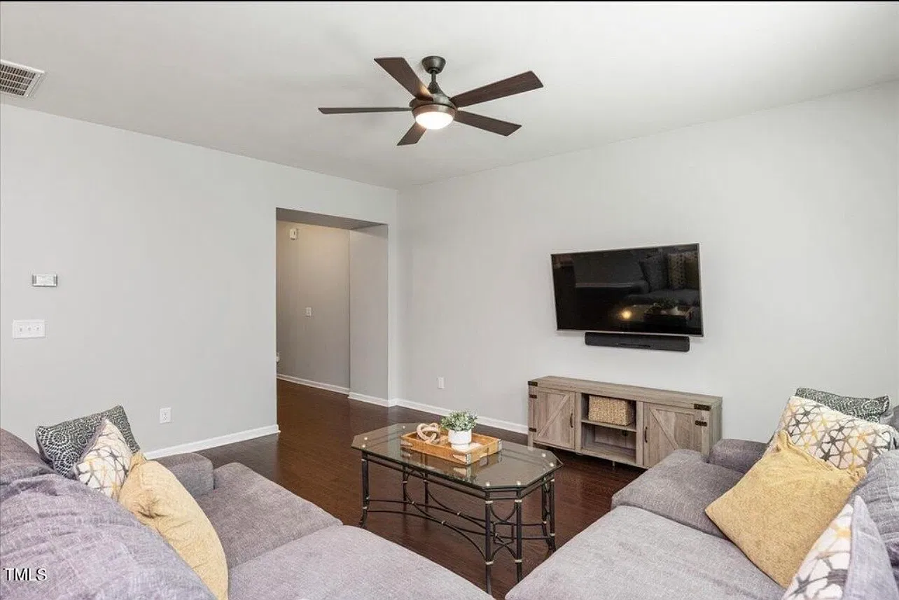 3 bed, 1853 sqft, $2,300 — Photo 3