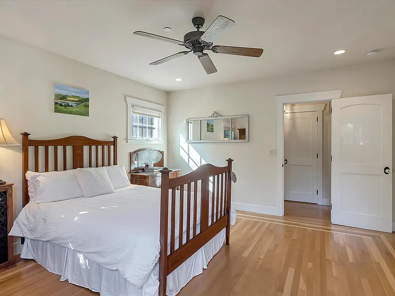 1568 Mariposa Ave — Photo 33