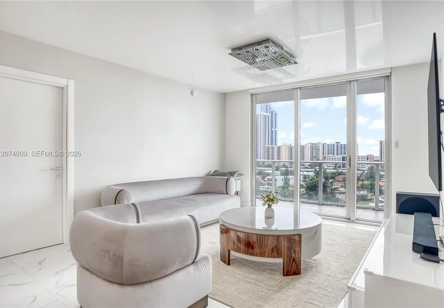Parque Towers Condo — Photo 1
