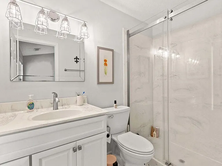 541 W Short St #14 — Photo 23