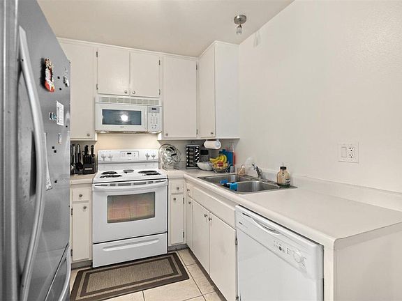 3rd image of 5510 Armitos Ave APT 19