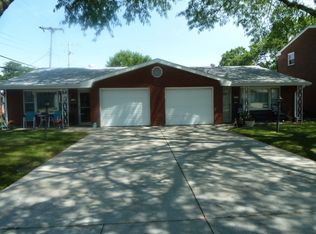 304 Robinhood Ln, Bloomington, IL 61701