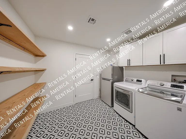 1909 E Indianola Ave — Photo 19