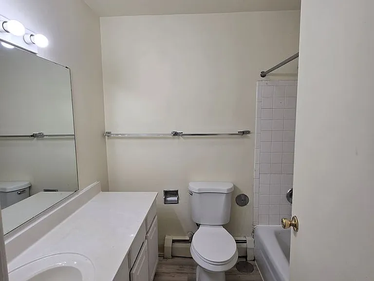 Mulford Park Apartments — Photo 43