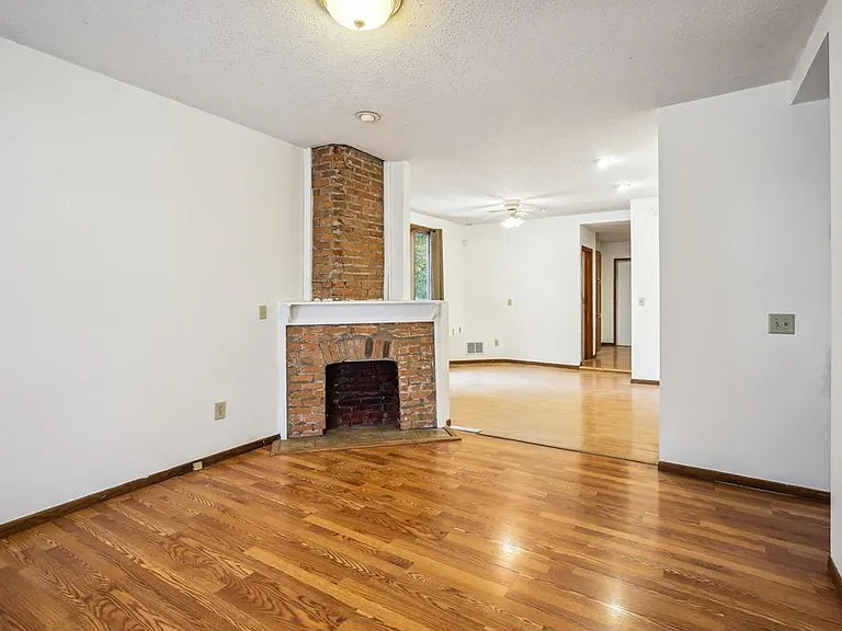 1402 Thomas Ave W #1 — Photo 2