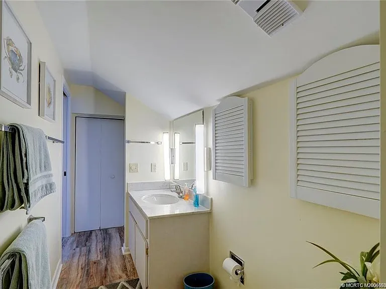 310 NE Golfview Cir #310 — Photo 16