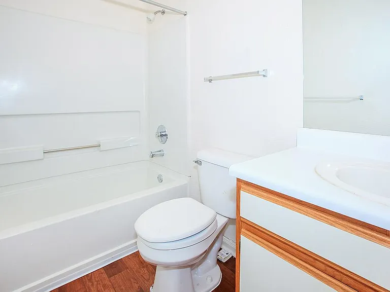 RELAXING BATHROOM IN GREENTREE POINTE APARTMENT