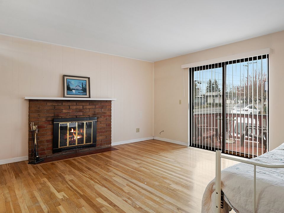Living Room w Fireplace and Patio Deck