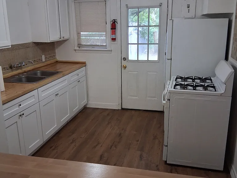 110 E Rogers St — Photo 3