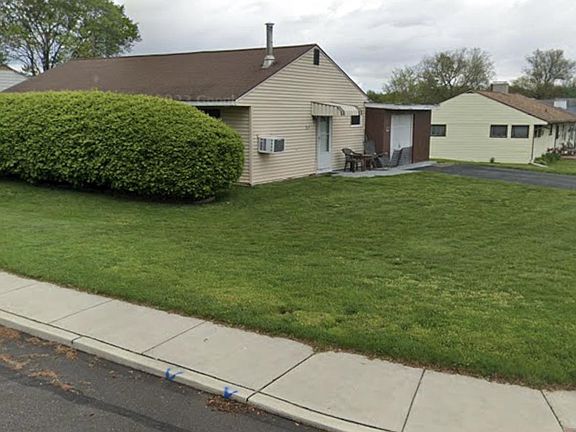3rd image of 265 Wyandotte Rd