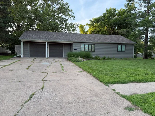 208 Crest Rd, Papillion, NE 68046