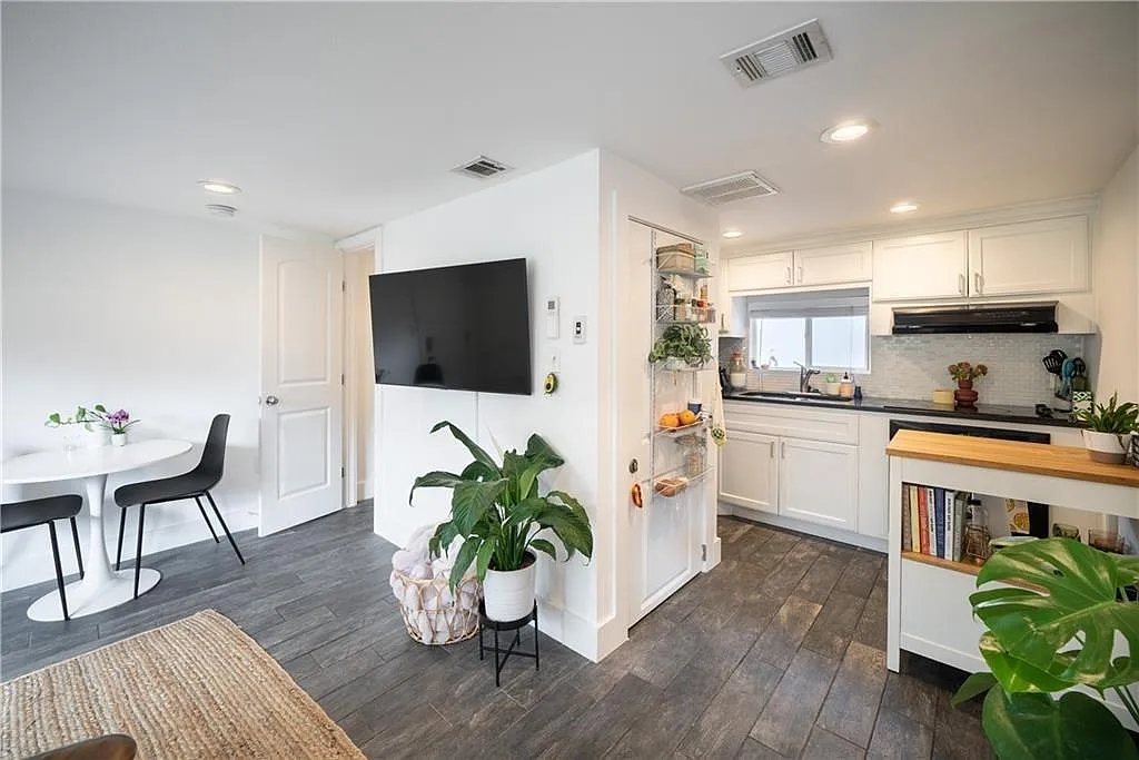 2 bed, 1.0 bath, 480 sqft, $1,650 — Photo 2