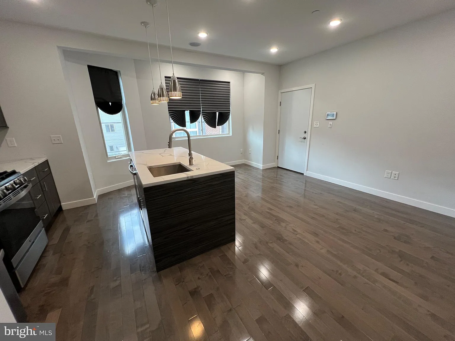 2 bed, 2.0 bath, 2407 sqft, $1,700 — Photo 3