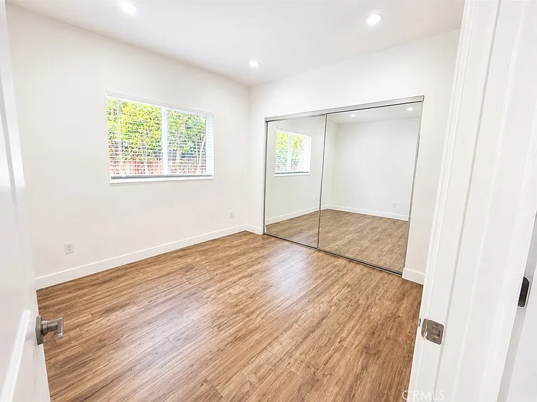 6651 Noble Ave — Photo 11
