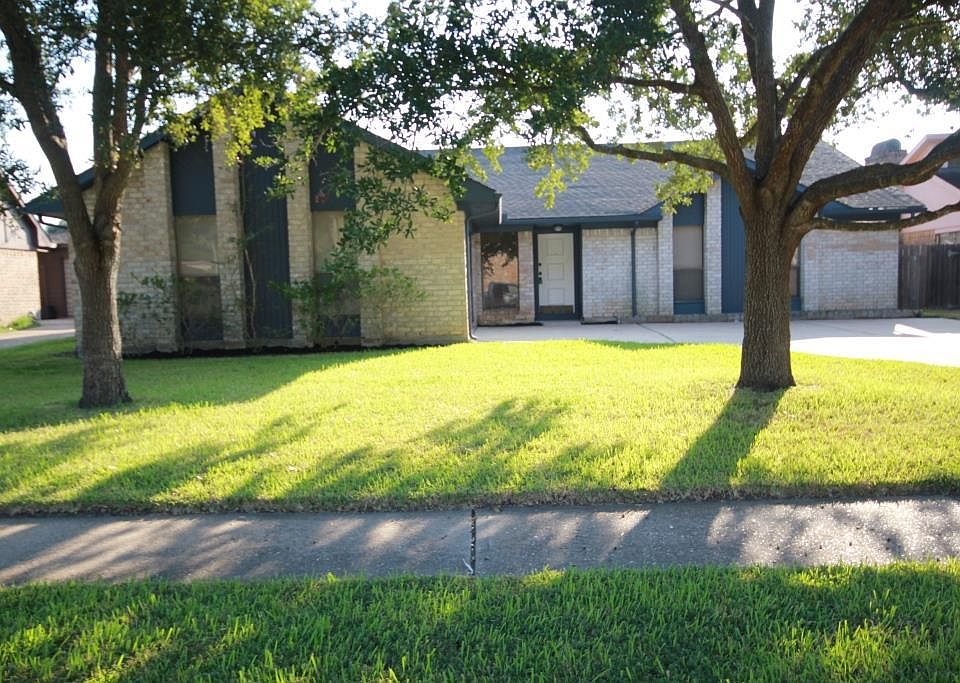 1st image of 923 Park Wind Dr