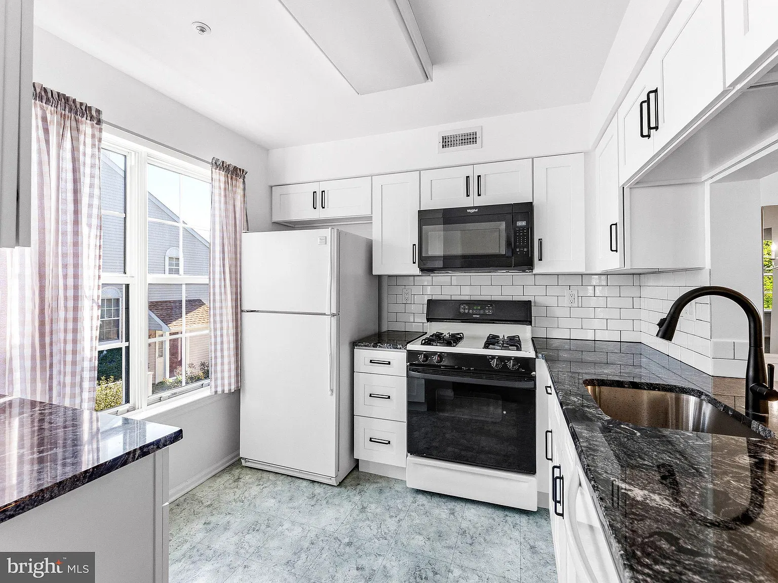 2 bed, 2.0 bath, 1200 sqft, $2,600 — Photo 2