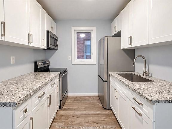 5th image of 1374 Benjamin Ave