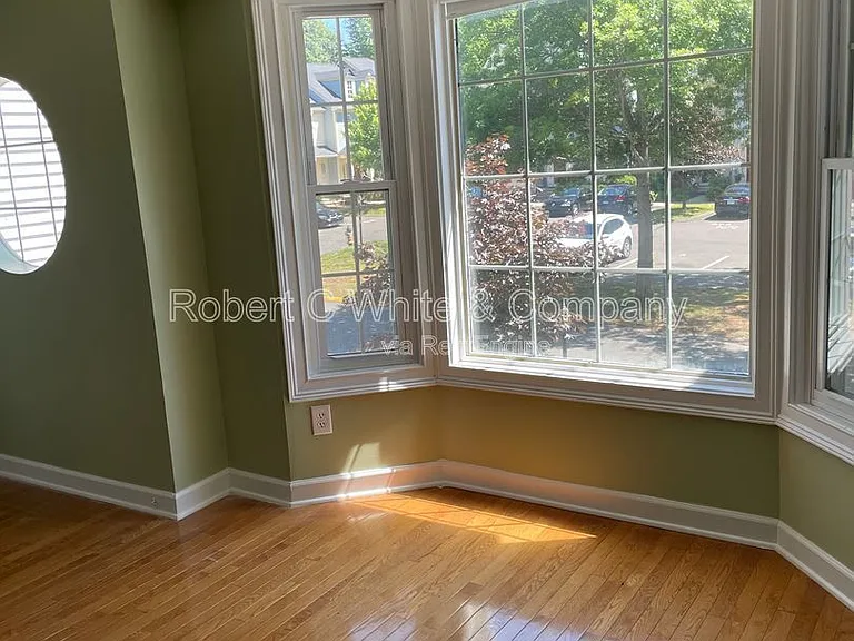 402 Cambridge Cmns — Photo 8
