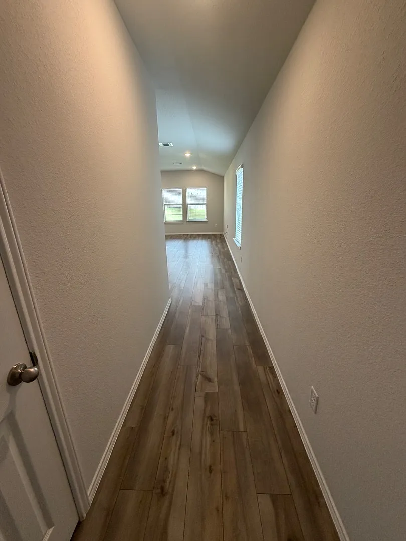 818 McLellan Dr — Photo 2