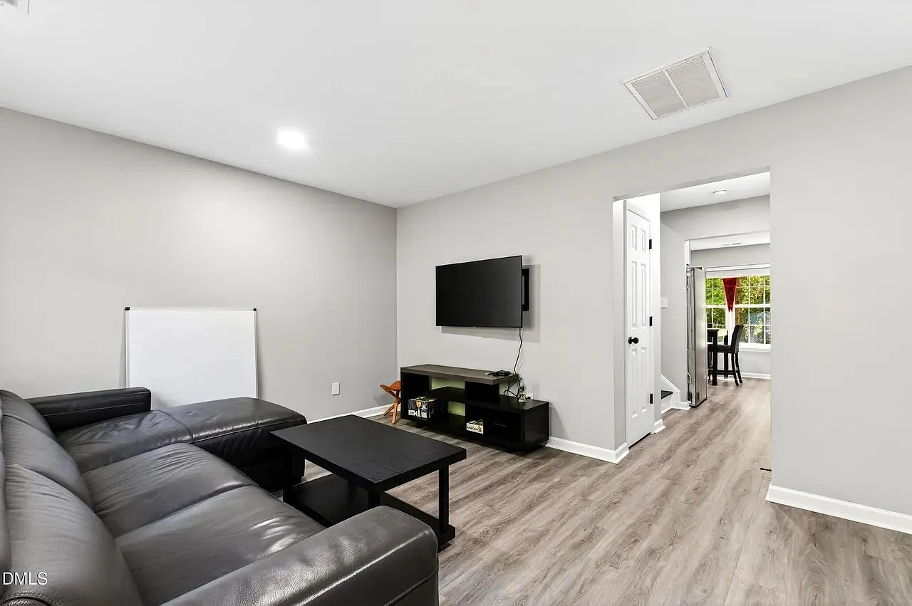 3 bed, 1359 sqft, $925 — Photo 2