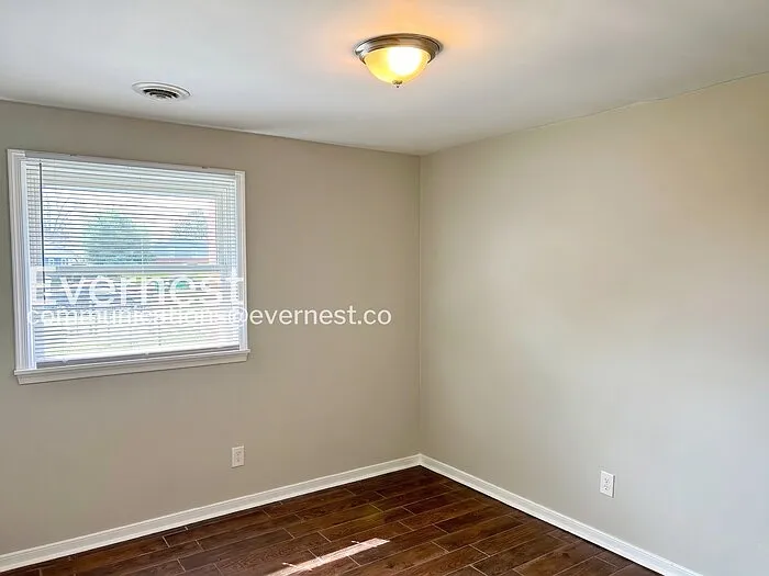 1252 W Moore St — Photo 9