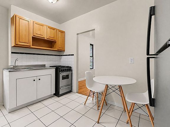 4th image of 1060 Rogers Ave #6UNITS
