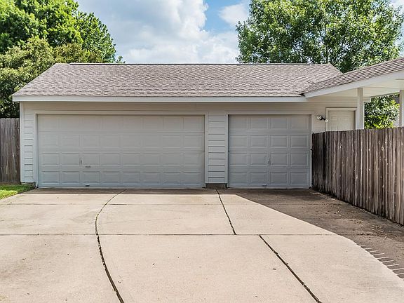 3rd image of 6915 Royal Knoll Ct