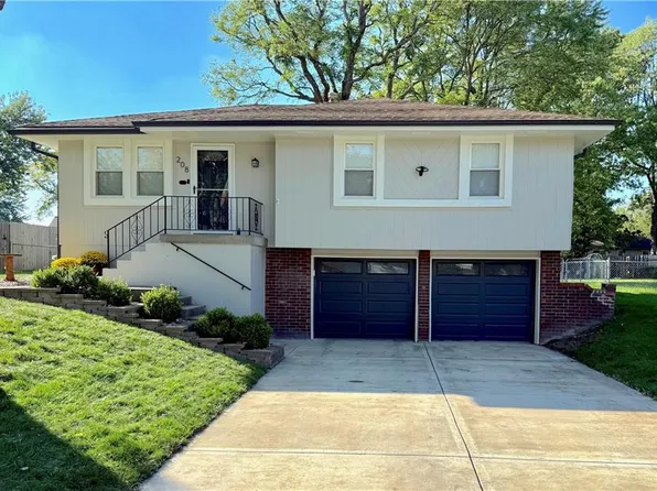 208 SE Keystone Dr, Lees Summit, MO 64063