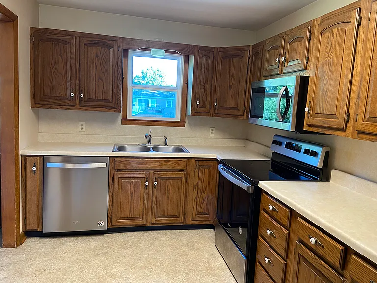 Double sink, garbage disposal, stainless dishwasher