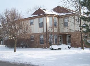 269 Green Knoll Ln, Streamwood, IL 60107