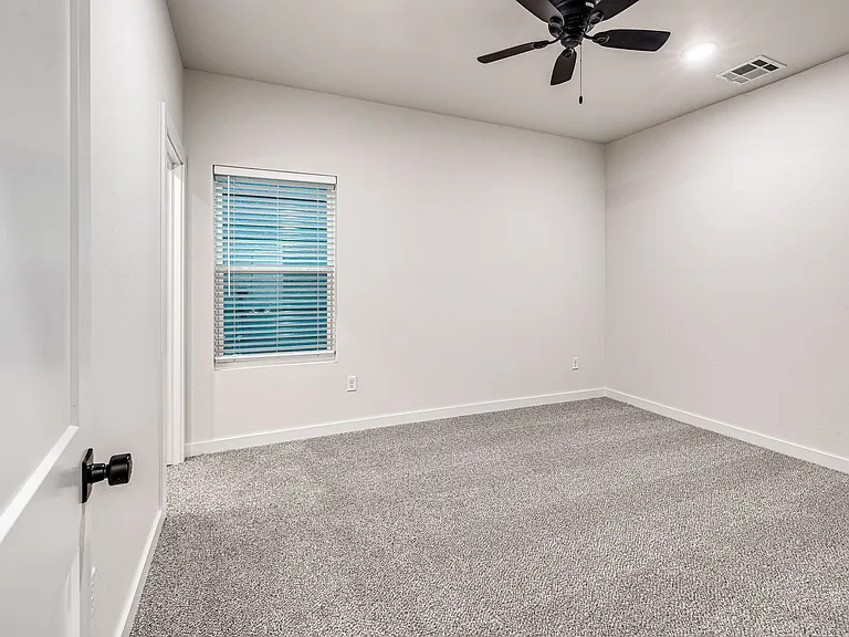612 W 2nd St #100 — Photo 24