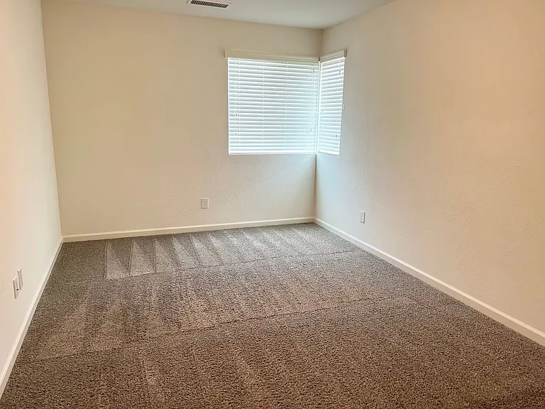 2062 N Perry Ln — Photo 13