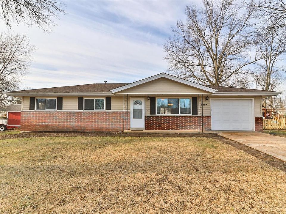 Welcome to this tidy and charming brick ranch!