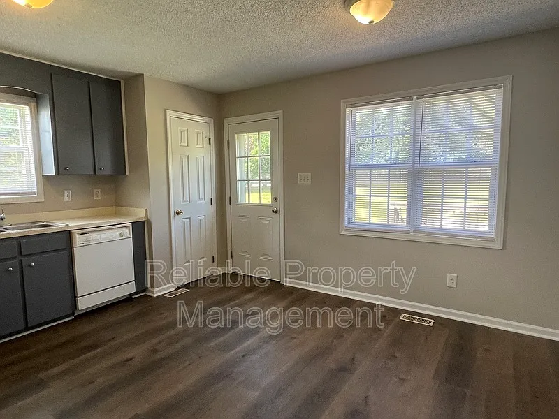 3 bed, 2.0 bath, 1197 sqft, $1,650 — Photo 4