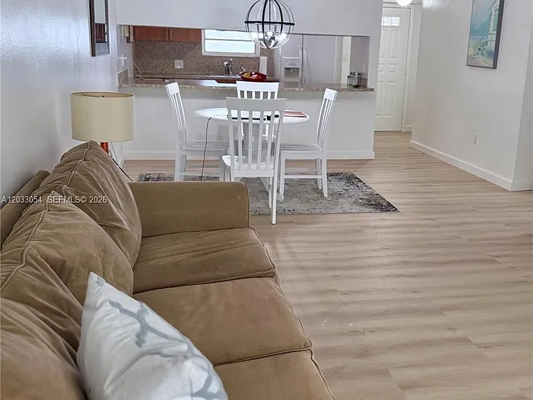 1235 Mariposa Ave #7 — Photo 5