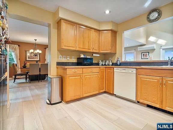 5th image of 235 Lakeview Dr