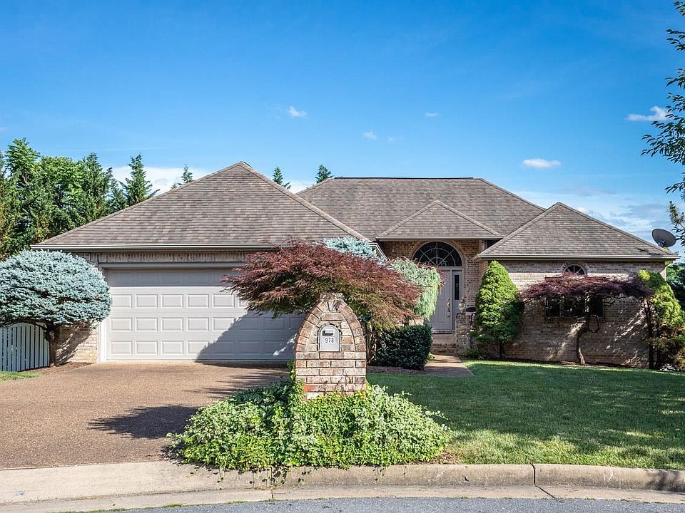 1st image of 978 Greenbriar Dr