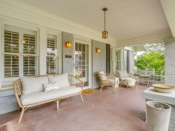 2nd image of 2200 W Magnolia Ave