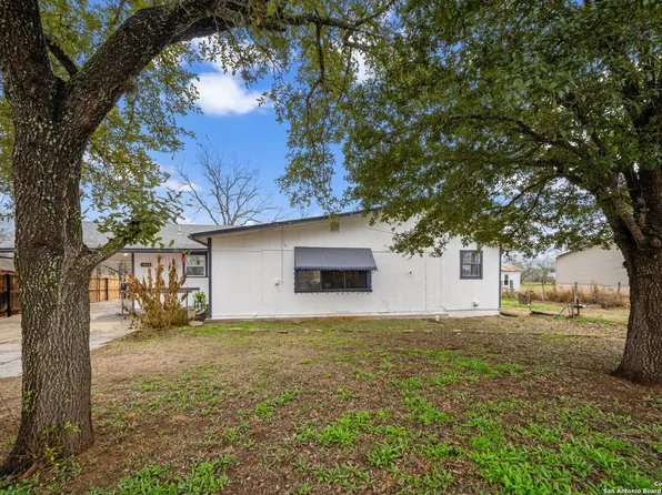1930 Sutherland Springs Rd, Floresville, TX 78114