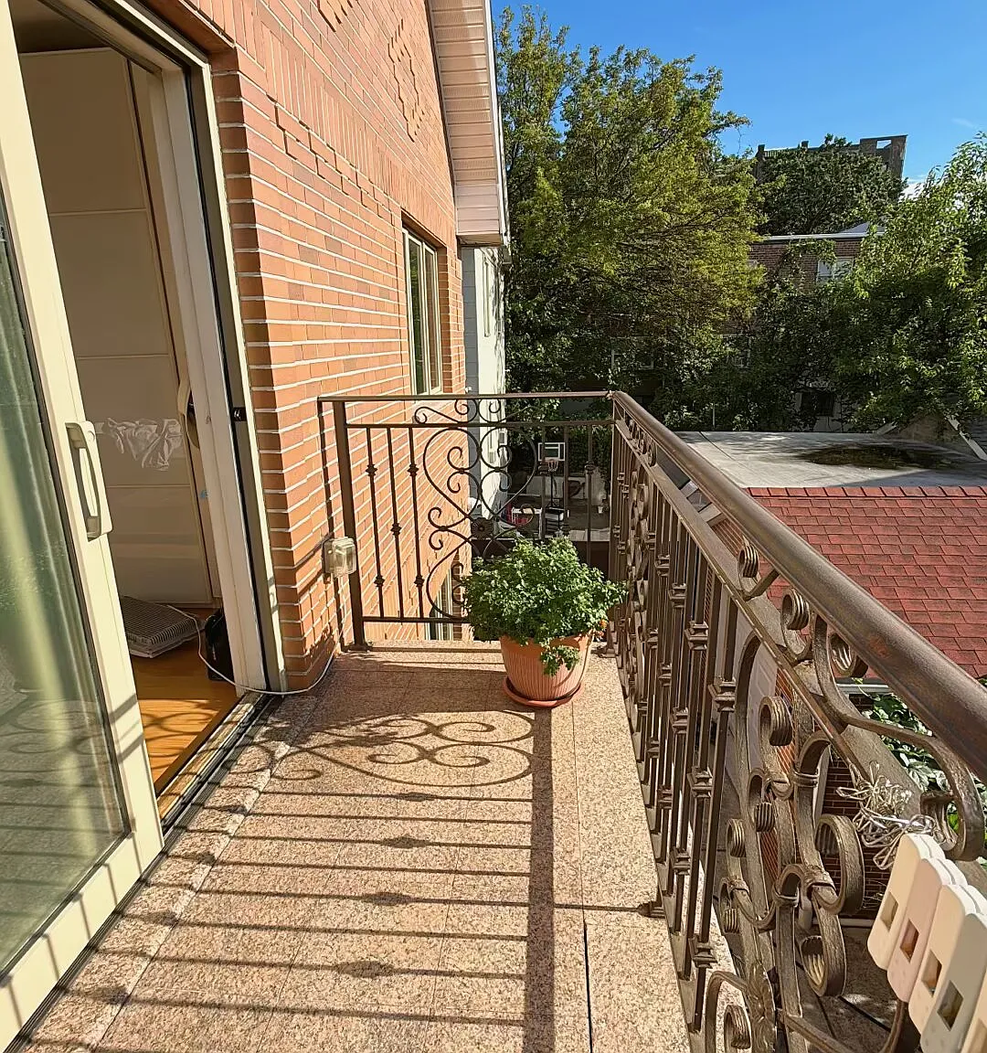 3 bed, 1400 sqft, $3,300 — Photo 3