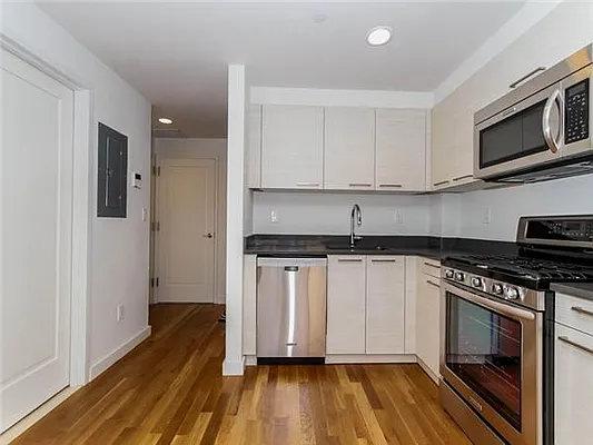 Sold by Avenue Sotheby's International Realty | media 9