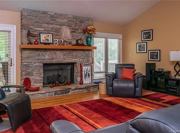 5th image of 421 Hidden Woods Ln