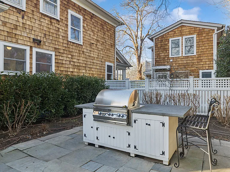 106 Meeting House Ln — Photo 8