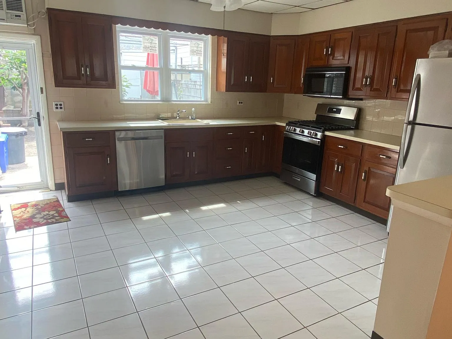 3 bed, 1700 sqft, $2,500 — Photo 4